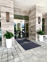 20201 E Country Club Dr in Aventura, FL - Building Photo - Building Photo