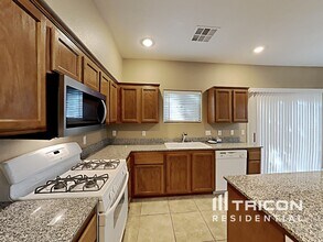 143 Manor House Ave in Las Vegas, NV - Building Photo - Building Photo