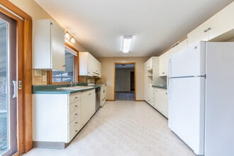 1421 Sunnyslope Ln in Manhattan, KS - Building Photo - Building Photo