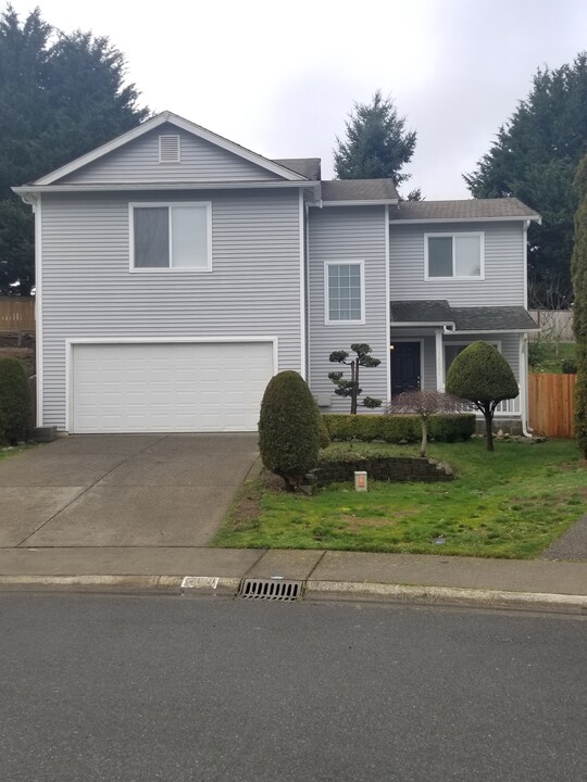 12001 133rd St E in Puyallup, WA - Foto de edificio