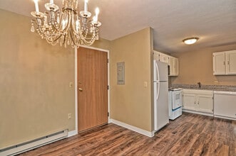 1 Bristol Court Unit 3, Unit 303 in Derry, NH - Building Photo - Building Photo