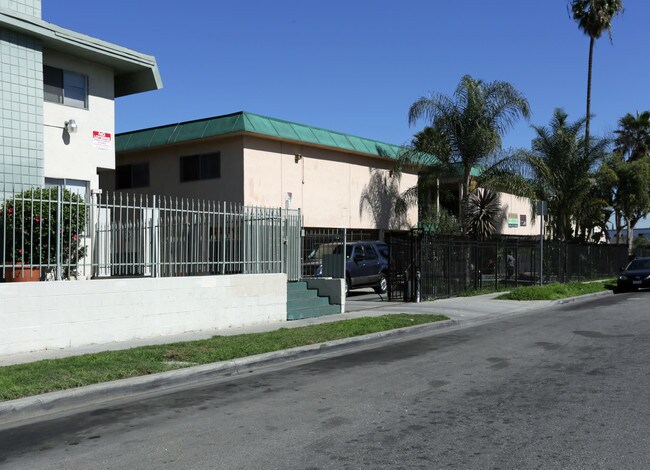 1437-1443 W 105th St in Los Angeles, CA - Foto de edificio - Building Photo