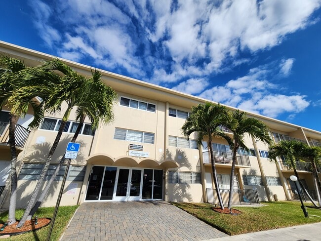 1400 NE 169th St, Unit 211