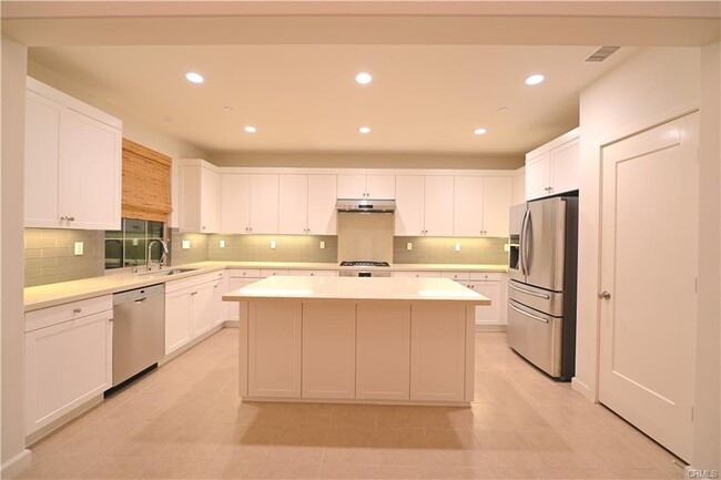 105 Holly Springs in Irvine, CA - Building Photo - Building Photo