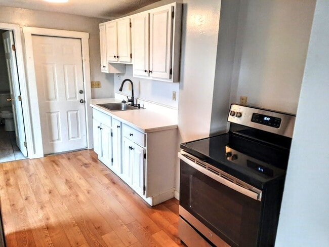 8 Mulberry St, Unit 2 in Claremont, NH - Building Photo - Building Photo