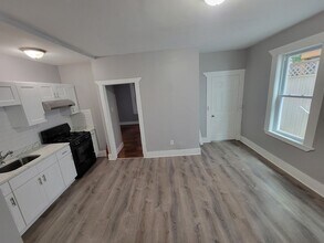 162 Boylston St, Unit #1 in Boston, MA - Foto de edificio - Building Photo