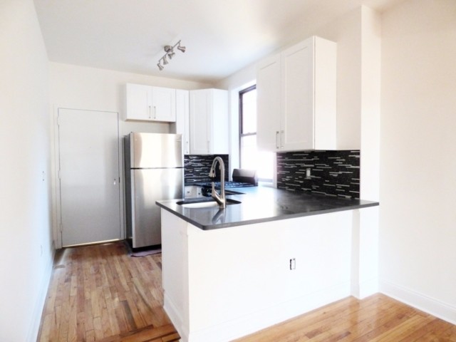 296 Schaefer St in Brooklyn, NY - Building Photo