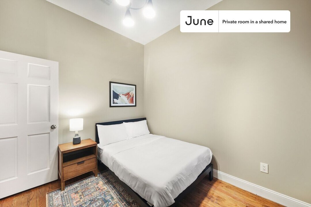 Private bedroom in 4 bed/1 bath Home in New York, NY - Building Photo