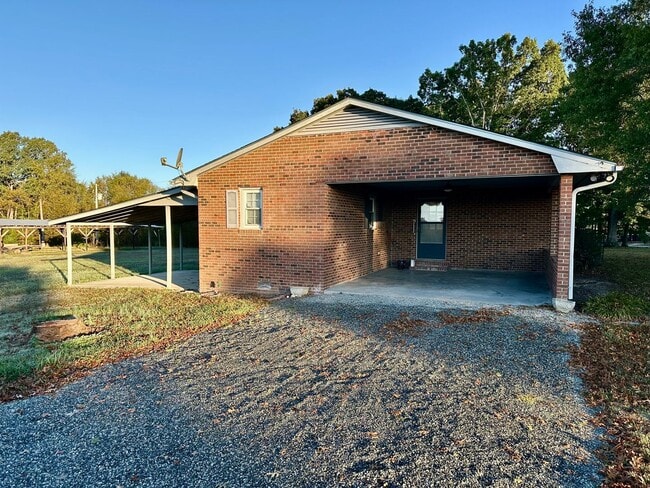 5824 Corbett Ridge Rd in Mebane, NC - Building Photo - Building Photo