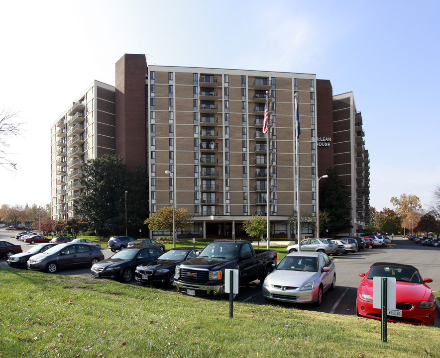 McLean House Condominiums in McLean, VA - Building Photo