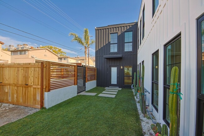 721 E Verdugo Ave in Burbank, CA - Building Photo - Building Photo