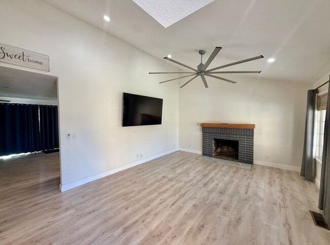 7350 Thayer Ct in Gilroy, CA - Foto de edificio - Building Photo