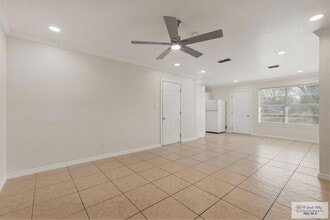 711 Cisneros St in Port Isabel, TX - Foto de edificio - Building Photo