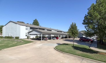 Marina Apartments in Fort Smith, AR - Foto de edificio - Building Photo