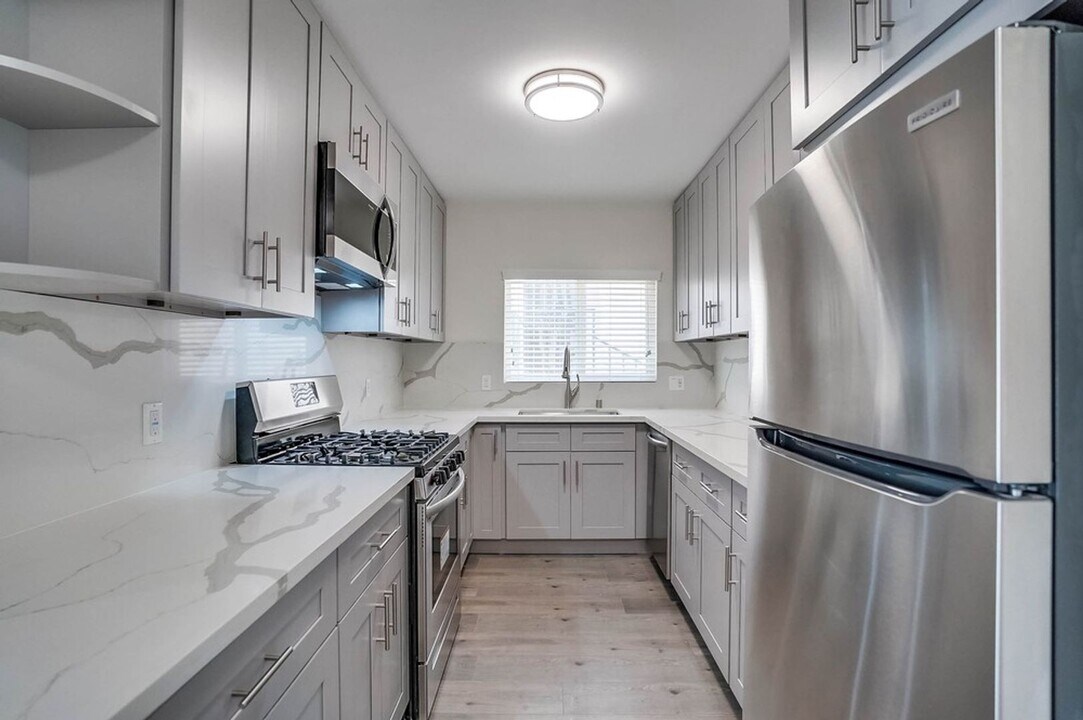 4111 Somerset Dr in Los Angeles, CA - Building Photo