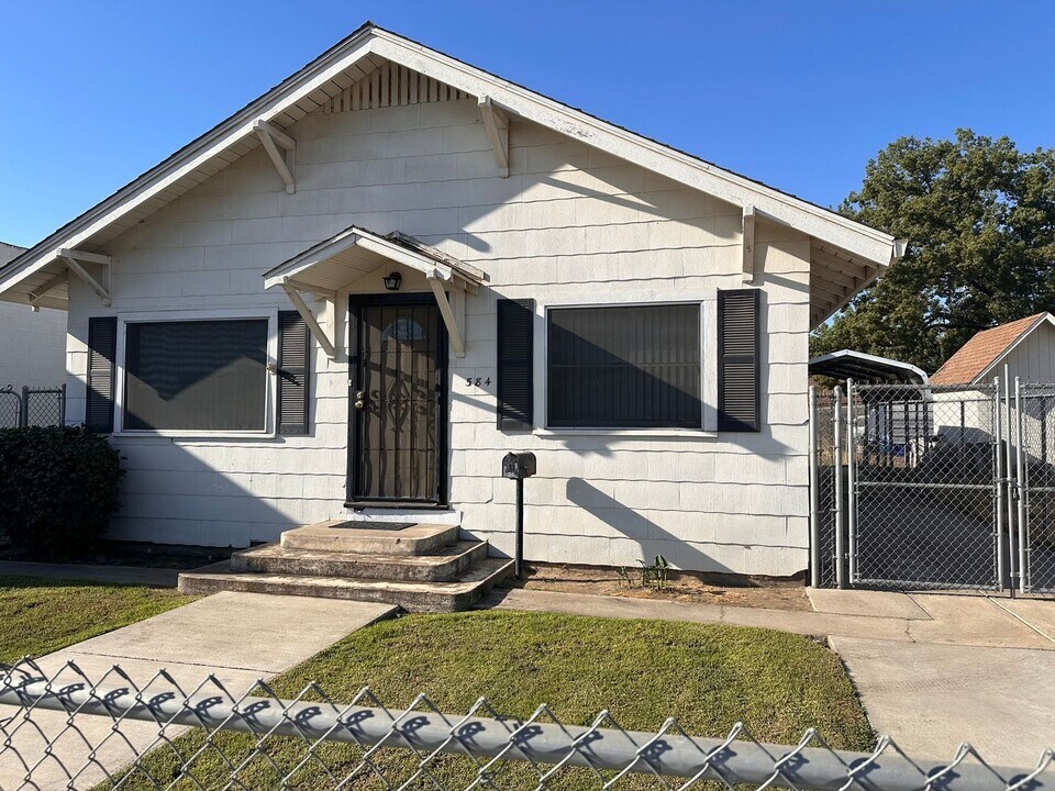 584 N 1st St in Turlock, CA - Building Photo