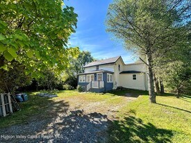 1227 US-9 in Hudson, NY - Building Photo