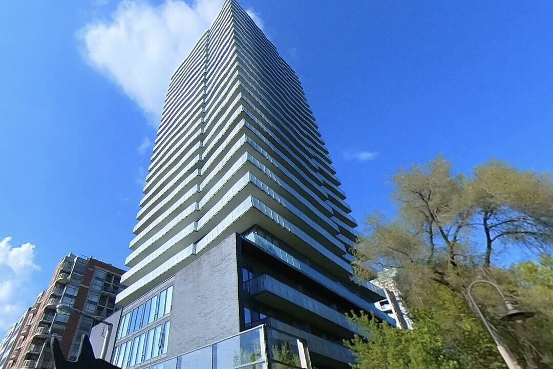 1815 Yonge St in Toronto, ON - Building Photo
