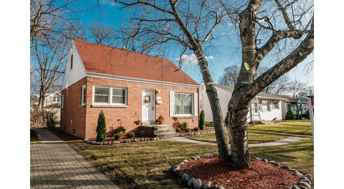 5940 N Lydell Ave in Whitefish Bay, WI - Building Photo