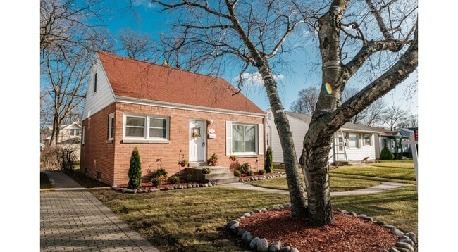 property at 5940 N Lydell Ave