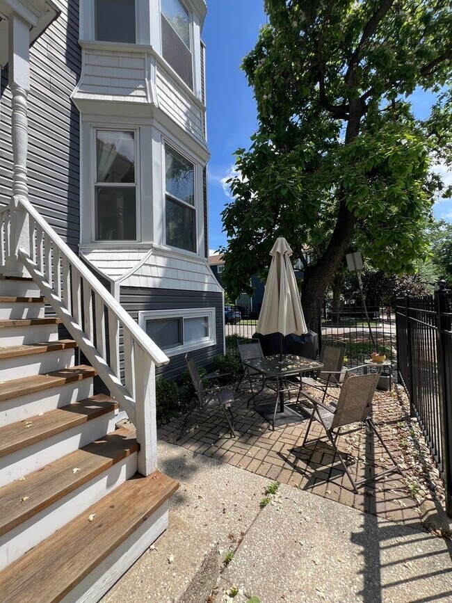3301 N Oakley Ave in Chicago, IL - Building Photo - Building Photo