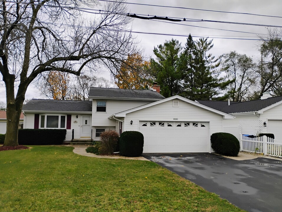 814 Foster Ave in Lake Bluff, IL - Foto de edificio