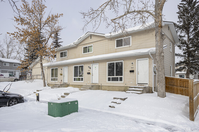 Deerpoint Gardens in Calgary, AB - Building Photo - Building Photo