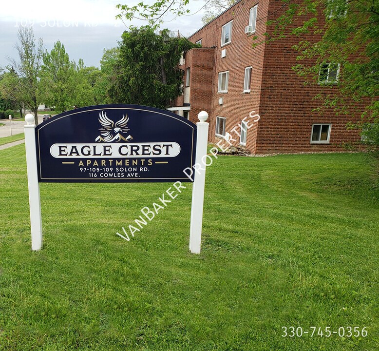 109 Solon Rd in Bedford, OH - Foto de edificio