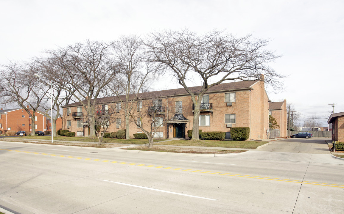 Woodland Apartments in St. Clair Shores, MI - Building Photo