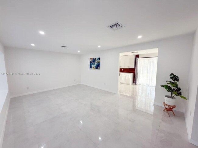 61 NE 87th St in El Portal, FL - Building Photo - Building Photo