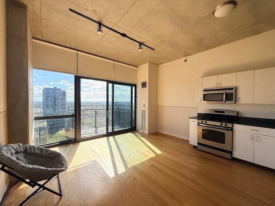 235 W Van Buren St, Unit 3006 in Chicago, IL - Building Photo