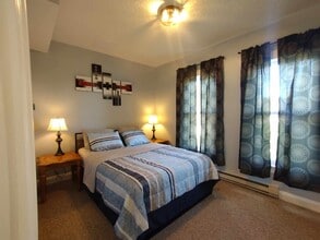 99 Grondin Rd, Unit 2 in St Ignace, MI - Foto de edificio - Building Photo