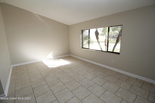 907 Commerce Rd SE in Palm Bay, FL - Foto de edificio - Building Photo