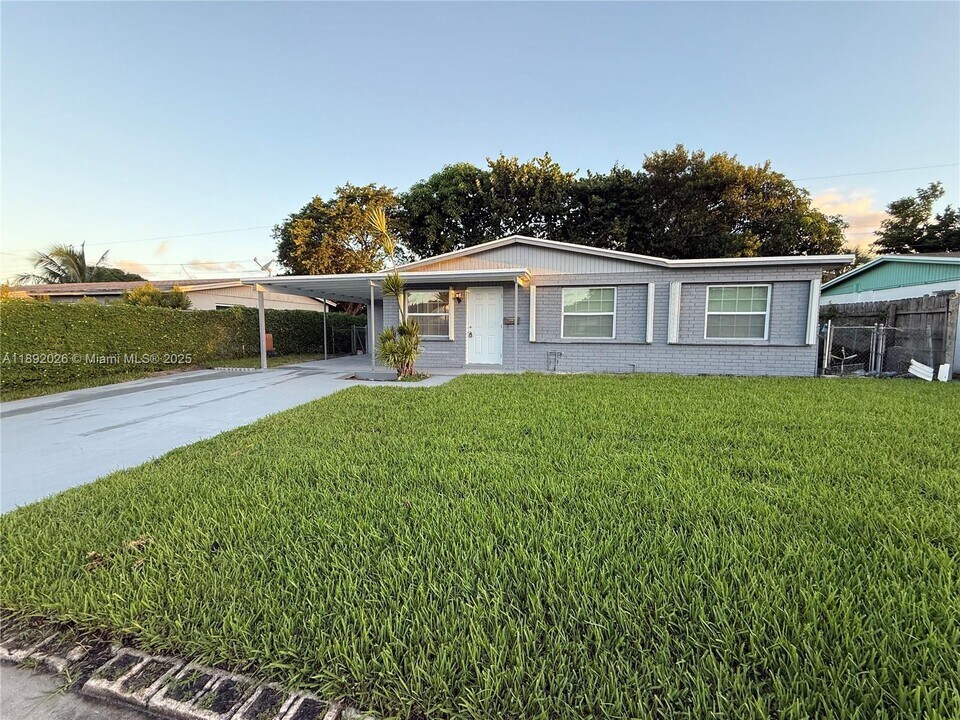 1600 W 14th St in West Palm Beach, FL - Building Photo