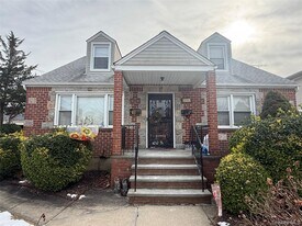 231 Jefferson Ave in Mineola, NY - Building Photo