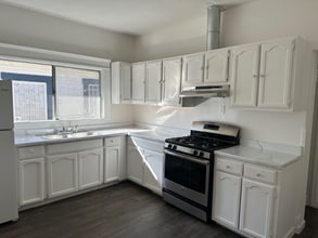 140 W 47th St-Unit -142 W 47th Street in Los Angeles, CA - Building Photo - Building Photo