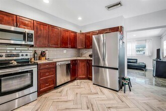 7211 NW 76th St in Tamarac, FL - Building Photo - Building Photo