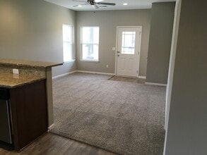 513 SE Maple Dr in Blue Springs, MO - Building Photo - Building Photo