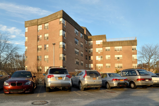 Northern Westchester Hospital Staff Housing in Mt Kisco, NY - Foto de edificio - Building Photo