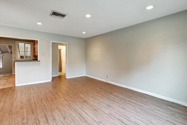 5863 Alonzo Ave in Encino, CA - Foto de edificio - Building Photo