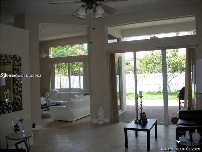 1290 Camellia Ln in Weston, FL - Building Photo - Building Photo