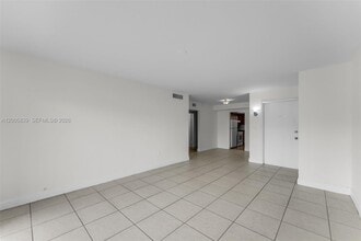 7560 SW 82nd St in Miami, FL - Building Photo - Building Photo