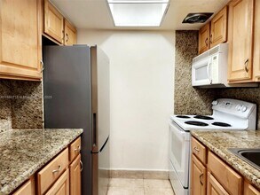 455 Golden Isles Dr in Hallandale Beach, FL - Foto de edificio - Building Photo