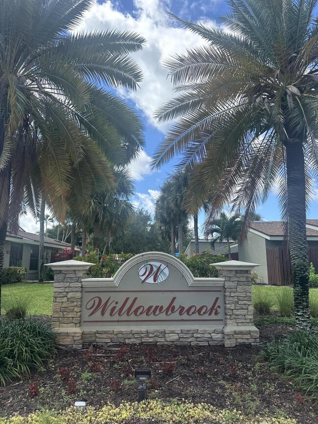 151 Meadows Dr in Boynton Beach, FL - Building Photo - Building Photo