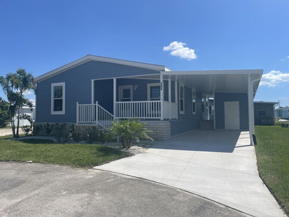 904 W Xanadu Ave in Venice, FL - Building Photo