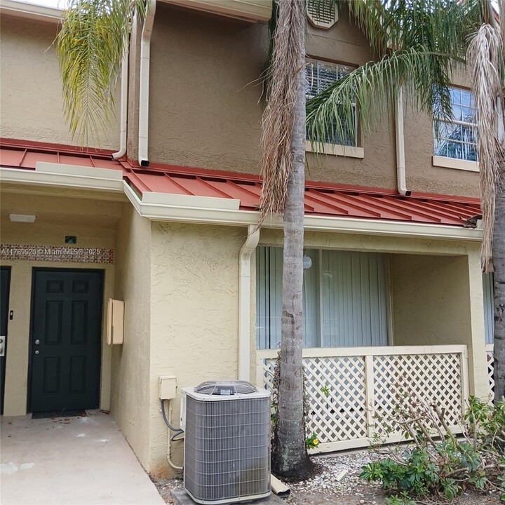 18342 NW 68th Ave in Hialeah, FL - Building Photo