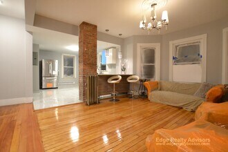 8 Eulita Ter, Unit 1 in Boston, MA - Foto de edificio - Building Photo