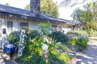 1107 W Memory Ln in Santa Ana, CA - Building Photo - Building Photo