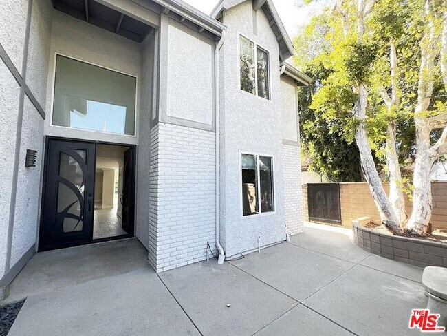 10758 Cozycroft Ave in Los Angeles, CA - Building Photo - Building Photo