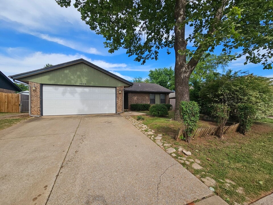 3609 Peregrine Dr in Norman, OK - Building Photo
